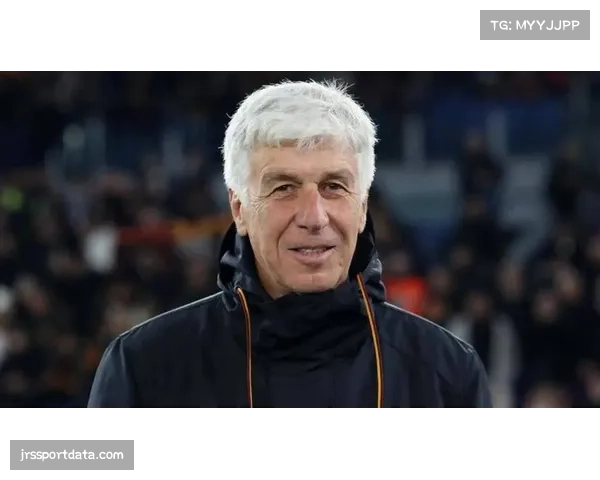 终场一幕：亚特兰大主帅加斯佩里尼赛后与助教反复观看平板电脑上的反击片段